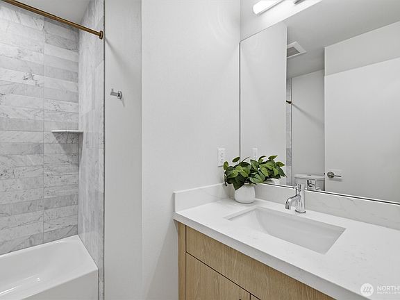 5th image of 105 B 39th Avenue NW