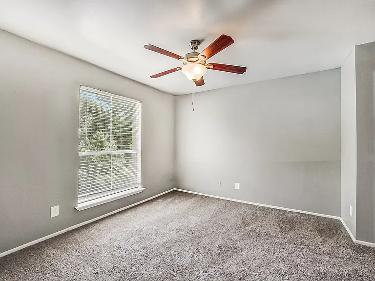 Spring Hill Village Apartments — Photo 20