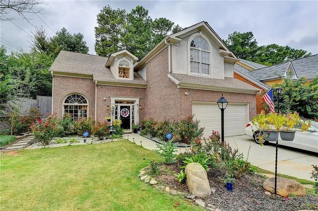 3 bed, 2.5 bath, 2425 sqft, $3,500 — Photo 2