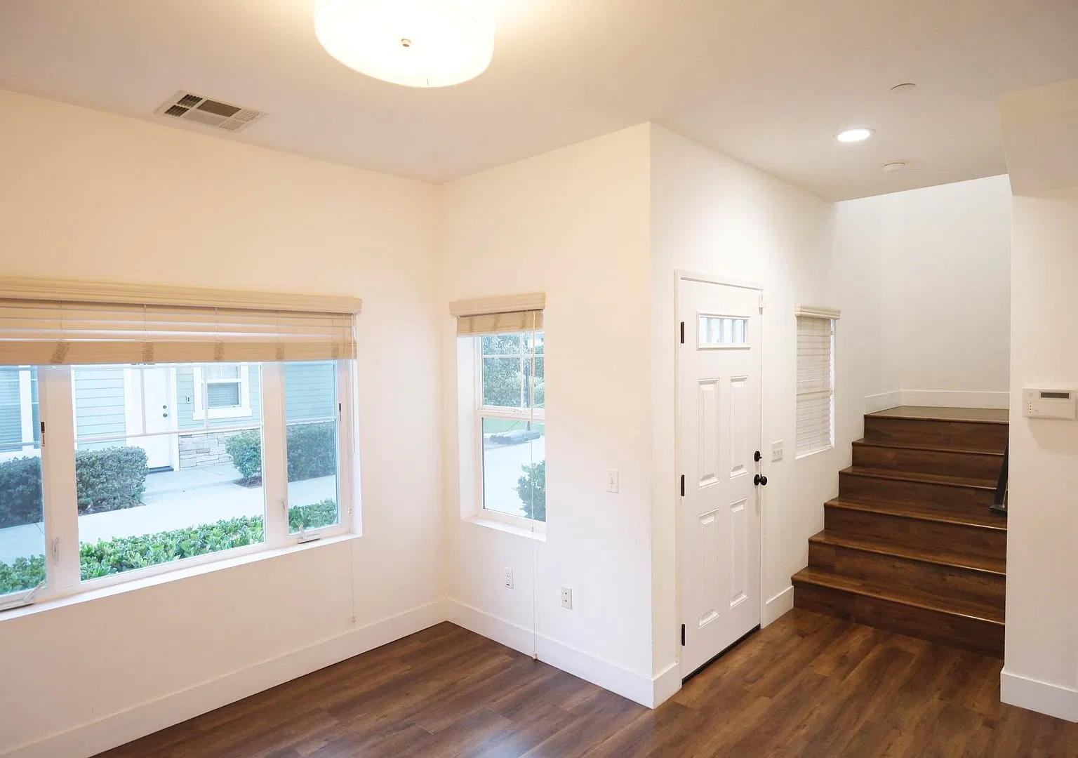 Spacious 3-Bedroom Townhome with 2-Car Garage in Monrovia — Photo 1