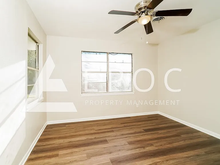 504 Meggs St — Photo 9