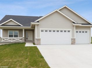 906 Fountain View Dr, Pella, IA 50219