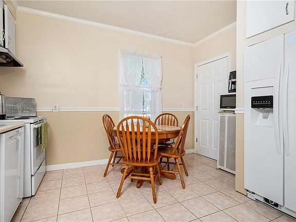 3rd image of 134 Caporal St