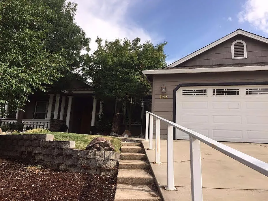 135 Carolyne Ct photo 1