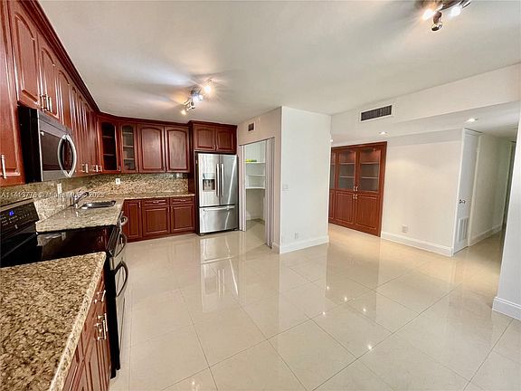 4th image of 20441 NE 30th Ave #1229