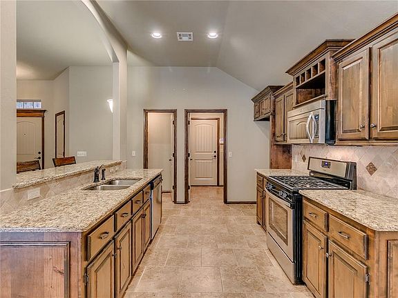 5th image of 8905 SW 36th St