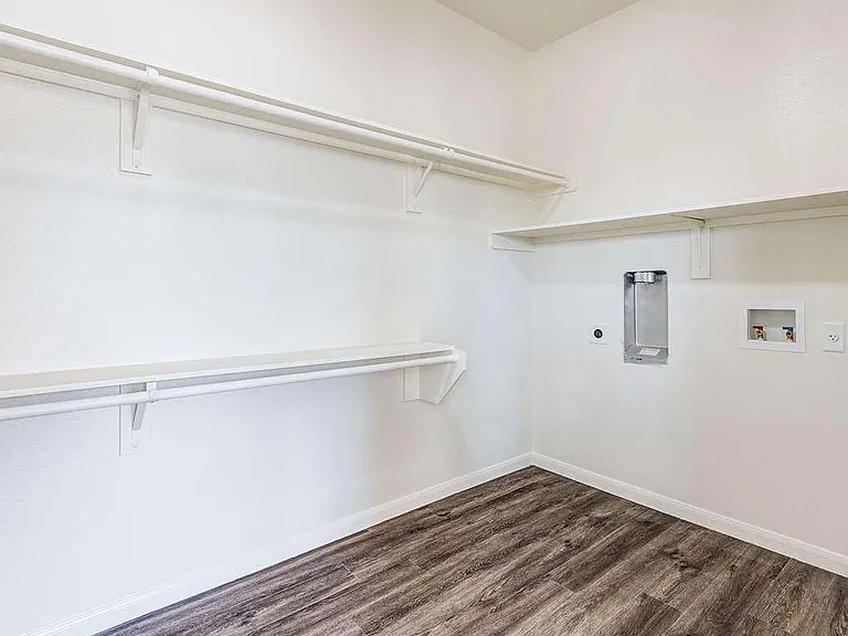 Live Oak Apartments — Photo 8