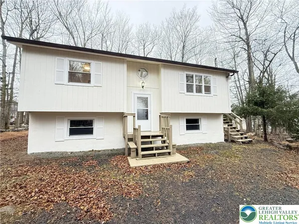8066 Red Squirrel Dr, Tobyhanna, PA 18466