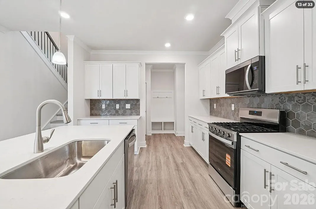 4 bed, 2570 sqft, $2,650 — Photo 4
