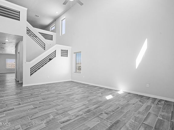 3rd image of 985 Barbara Ave