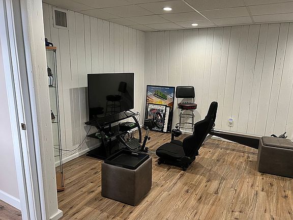4th image of 17 All Points Dr