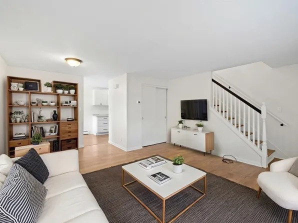 51 Village Green Dr Unit 51, North Andover, MA 01845