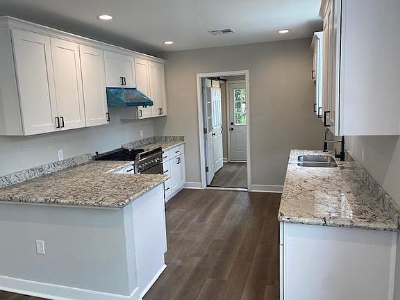 3rd image of 556 Jefferson Park Ave