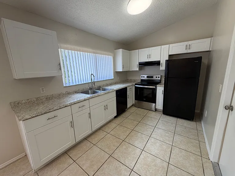 73 Olive Dr — Photo 6