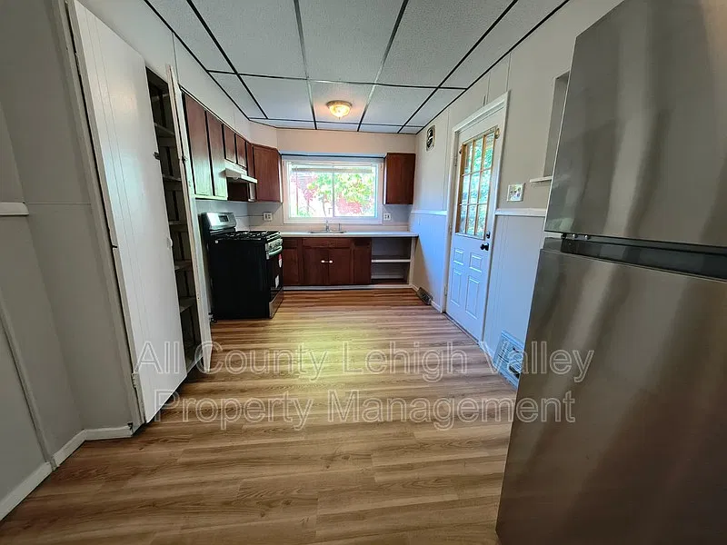 3 bed, 1.0 bath, 1300 sqft, $1,845 — Photo 3