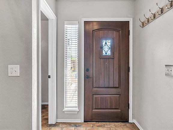 5th image of 520 Greenlea Chase W