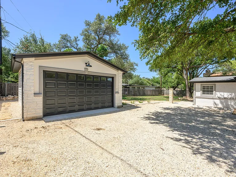 303 Lakeway Dr — Photo 31