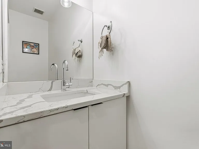 1722 W Virginia Ave NE #2 — Photo 18