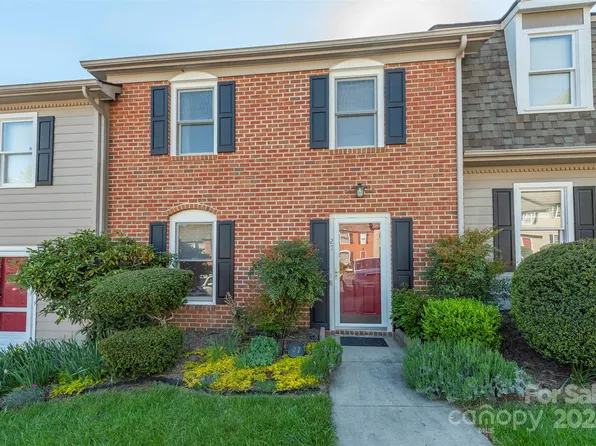 27 Sleepy Hollow Ln, Swannanoa, NC 28778