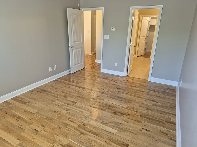 Primary bedroom with en suite bathroom and walk-in closet