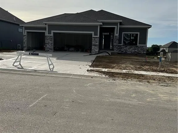 7070 NW Forest Lakes Dr, Kansas City, MO 64152