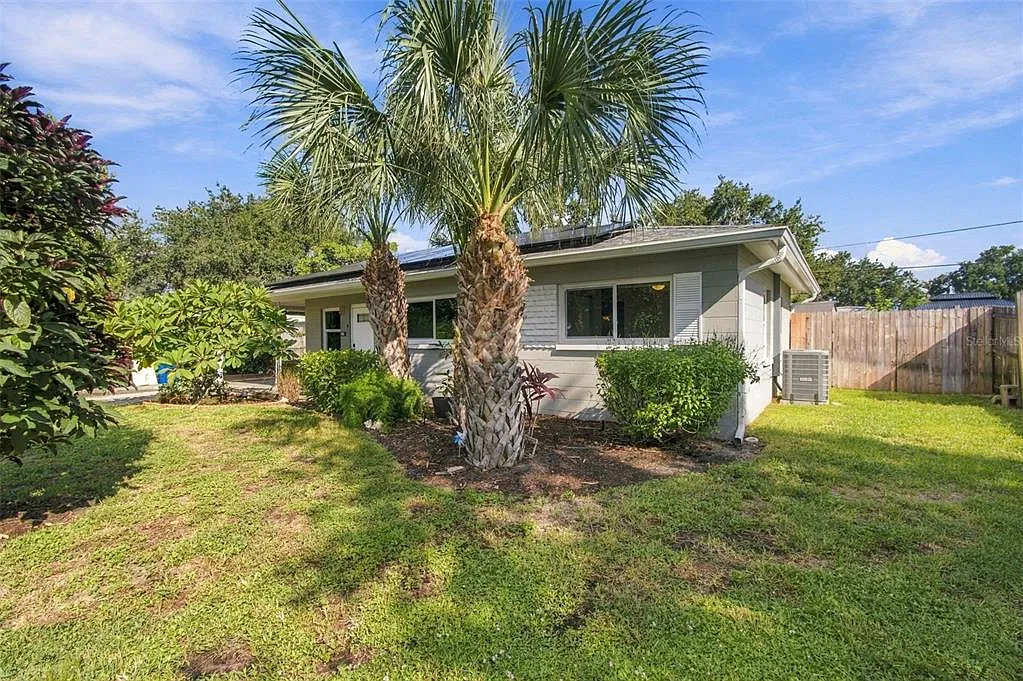 3 bed, 1.0 bath, 1062 sqft, $2,500 — Photo 2