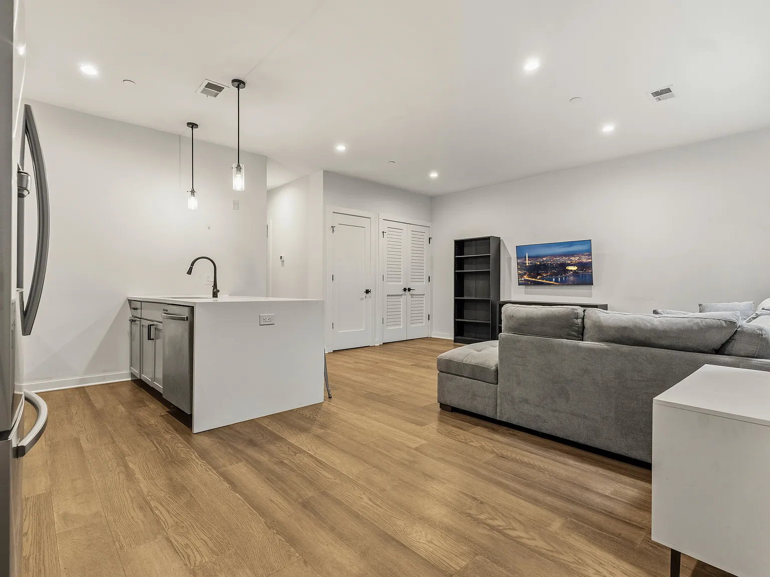 2 bed, 819 sqft, $3,300 — Photo 4