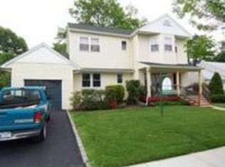 147 Pollok Pl, Hicksville, NY 11801