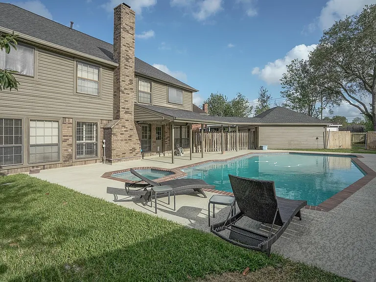 2108 Lakeway Dr — Photo 5