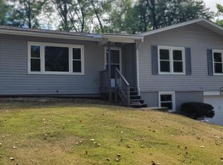 913 Valley Dr, Carterville, IL 62918