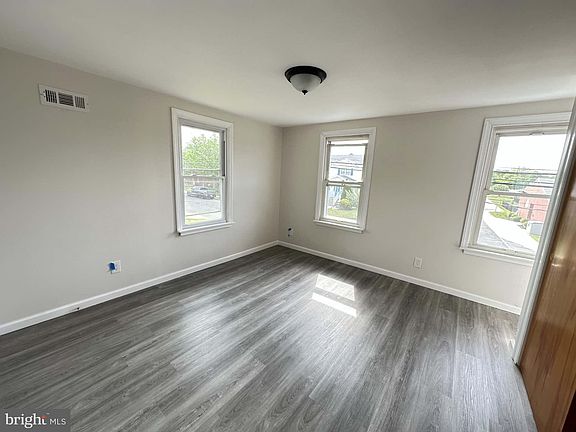 5th image of 31 Carroll Ave