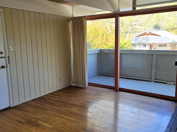 3rd image of 827 College Ave