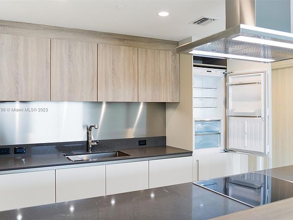 4th image of 1000 Brickell Plz #3711