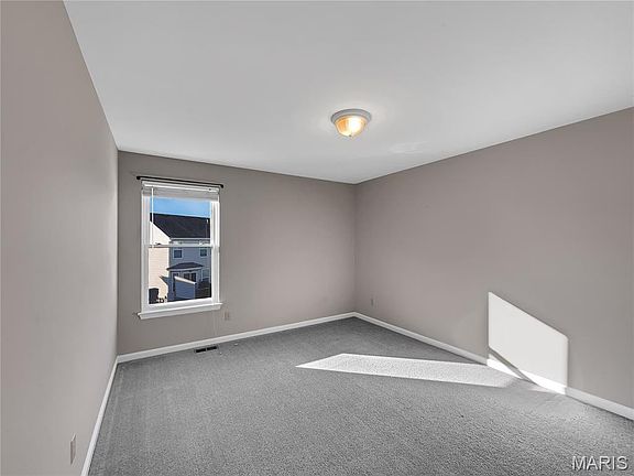 4th image of 276 Greenshire Ln
