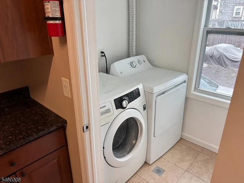 3 bed, 1.0 bath, $3,000 — Photo 2