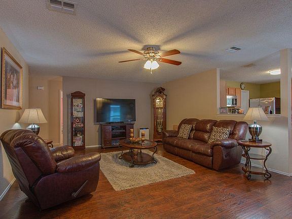 4th image of 2324 White Oak Dr