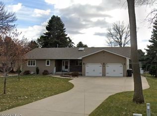 3916 Golf Course Rd, Watertown, SD 57201