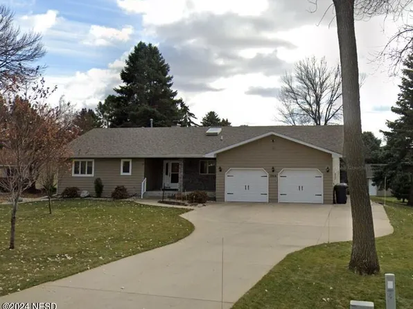 3916 Golf Course Rd, Watertown, SD 57201