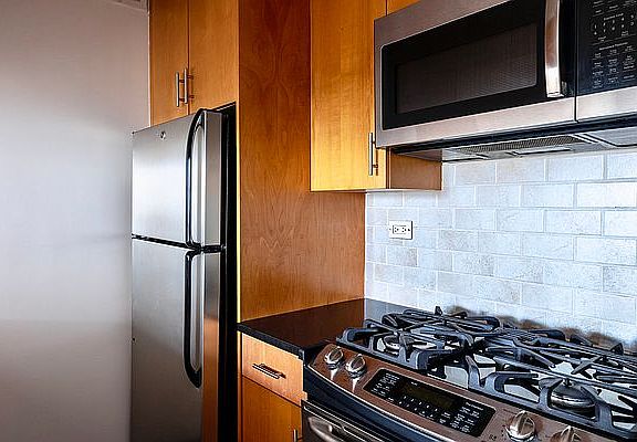 5th image of 200 E 72nd St APT 28H