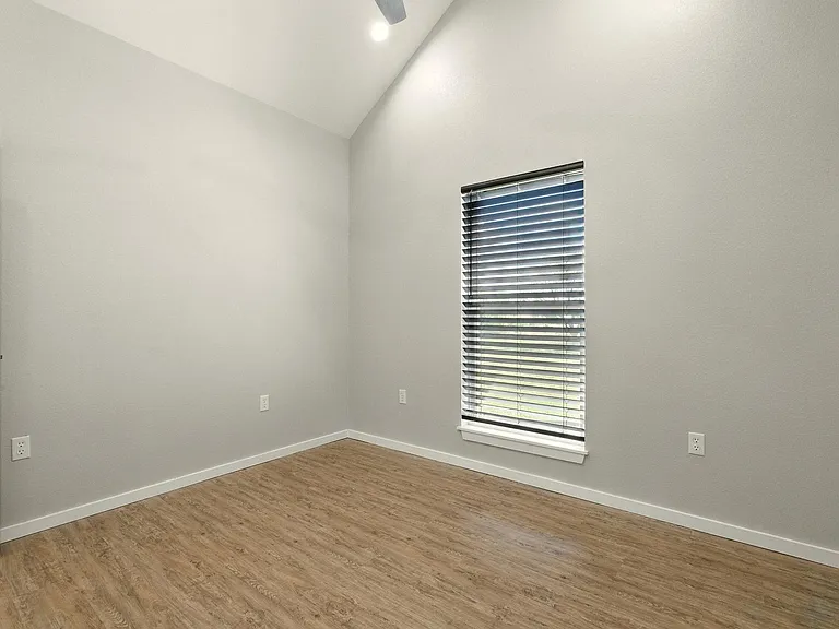 7433 FM 603 — Photo 36