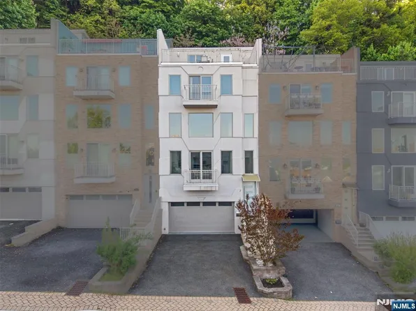 7 Oakdene Ter #7, Edgewater, NJ 07020