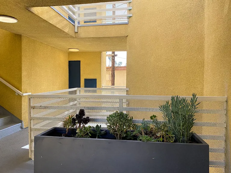 2724 Abbot Kinney Blvd. — Photo 42