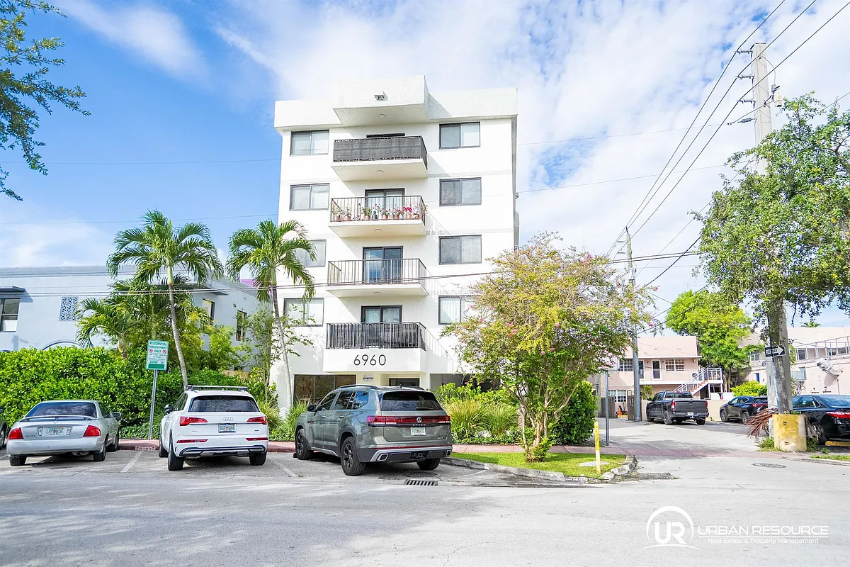Building Photo - 6960 Rue Vendome #402