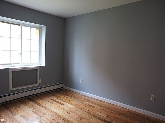 5th image of 1294 Hoe Ave