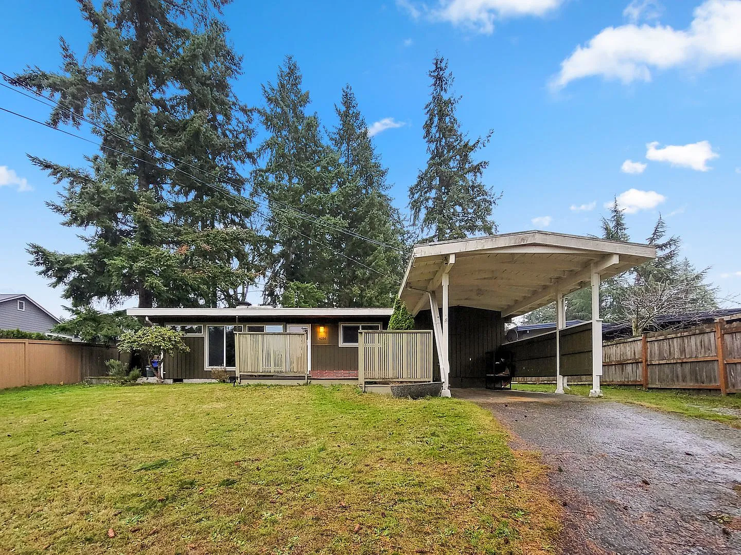 Cozy rambler with large outdoor space — Photo 1