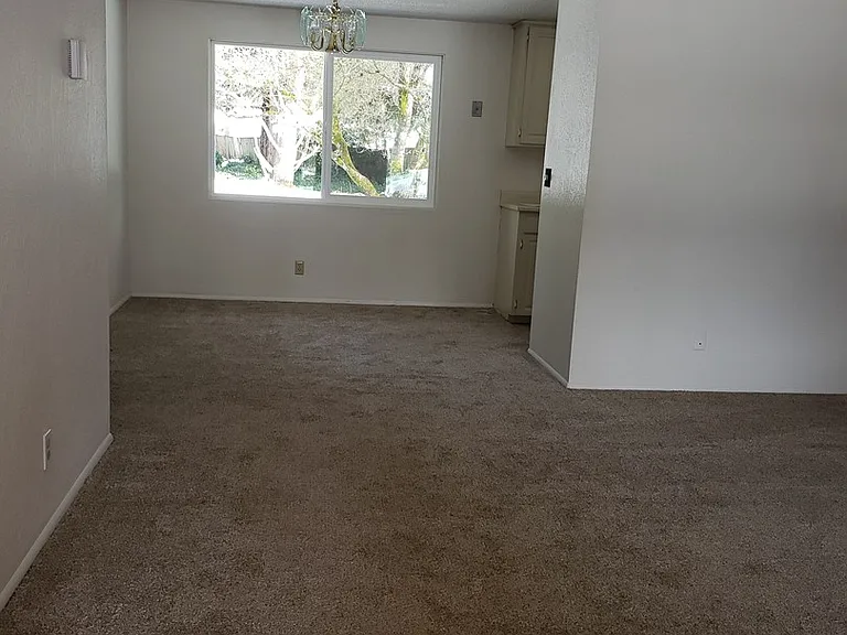 371 Ivanhoe Ave — Photo 3