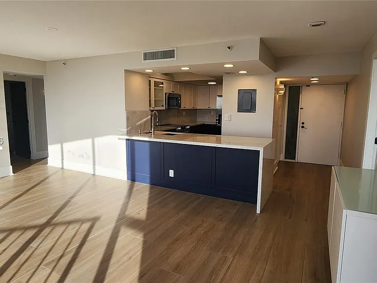 7601 E Treasure Dr #1411 — Photo 5