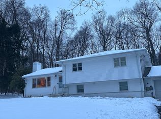 8 Valley View Rd, Brookfield, CT 06804