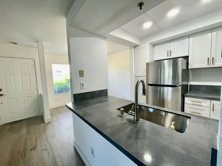 2077 Lakeridge Cir #104 — Photo 2