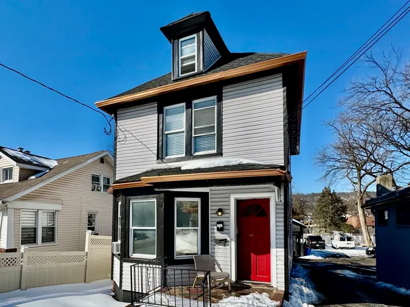 911 Valley St, Vauxhall, NJ 07088